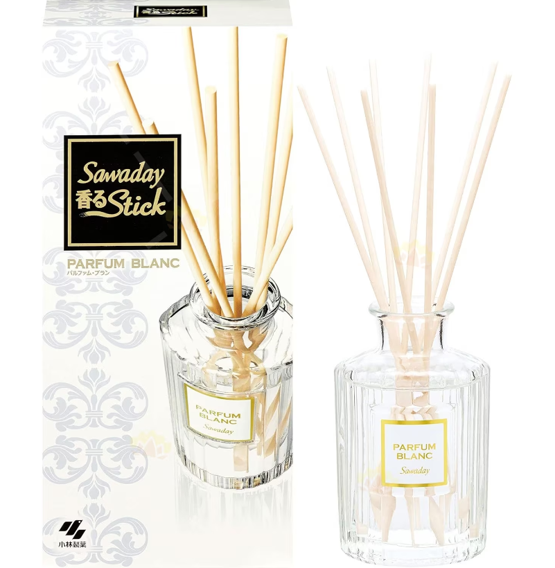 Samdayi Parfum Blanc reed diffuser set, showing the clear glass bottle with light wooden reeds, a second bottle, and the white patterned retail box.